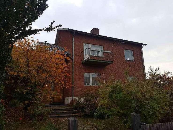 Byggnadsbeskrivning Bostadsbyggnad Byggnadsår/ ombyggnadsår: 1913 / Hustyp/antal våningar: 2-plans hus Taktyp, takbeläggning: Glaserade tegelpannor