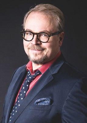ekonomierna? Komikern, författaren, regissören, programledaren och språkhistorikern Fredrik Lindström är en av landets populäraste personer.