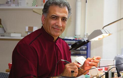 Masoud Shariat, tandtekniker Masoud Shariat är tandtekniker i Norrköping. Han kom till Sverige från Iran 1987 och utbildade sig till tandtekniker i Umeå.