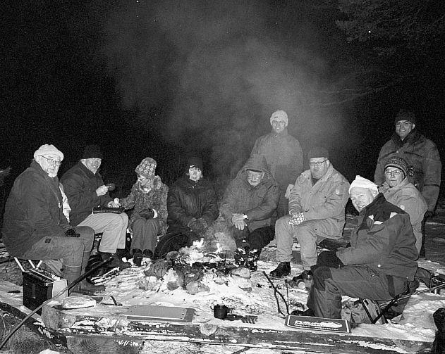 UGGLEEXKURSIONEN Vädret hade varit mest molnigt, lite blåsigt och en del snö som singlade ned ibland. Inte särskilt bra för en ugglekväll, men vi samlades ändå ca 10 personer i Herrfallsäng.