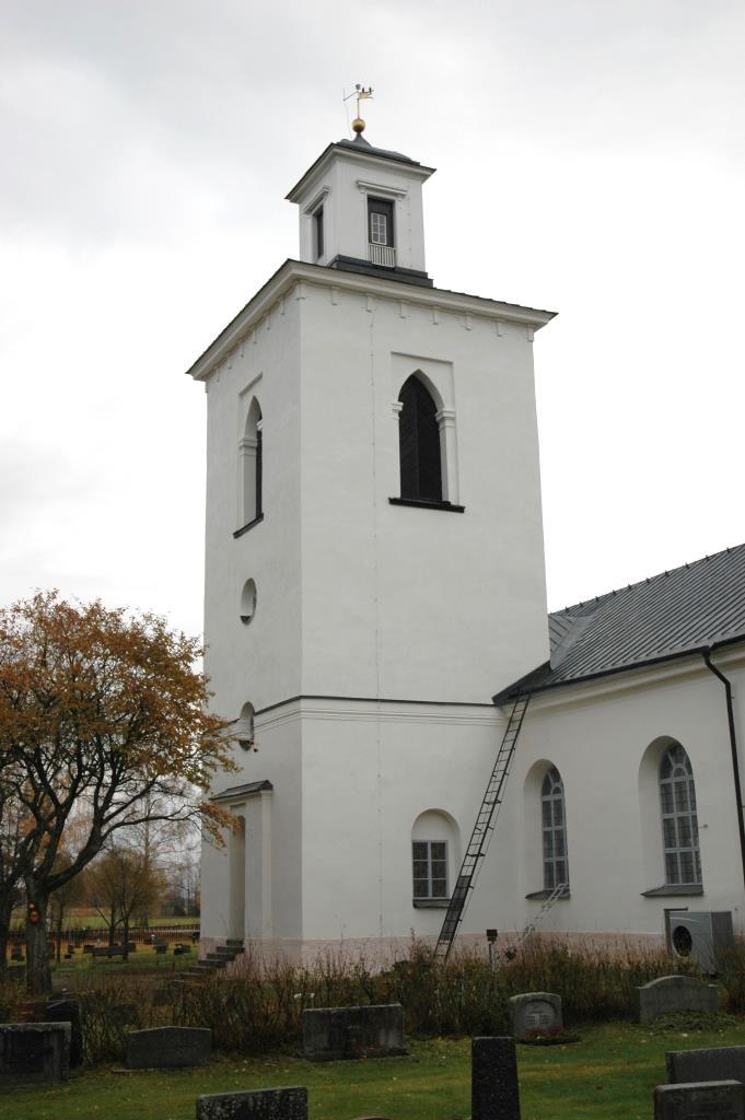 Figur 13. Kyrktornet från nordväst efter renoveringen. Foto: Daniel Olsson, Länsmuseet Gävleborg 2016-10-25. Trä Målningsarbetet på trä har utförts av Hans Målare i Hudiksvall AB.