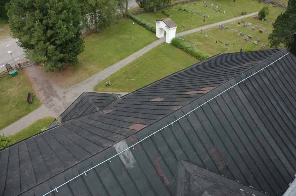 kröns av ett förgyllt klot och en spira vilken bär upp en förgylld vindflöjel med årtalet 1751. År 1947 genomgick kyrkans exteriör en renovering.