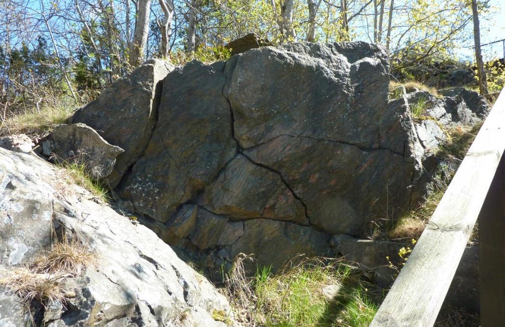 SANDSTRÖM Foto 5. Sprängningsarbetena har medfört ogynnsam sprickbildning och lutning.