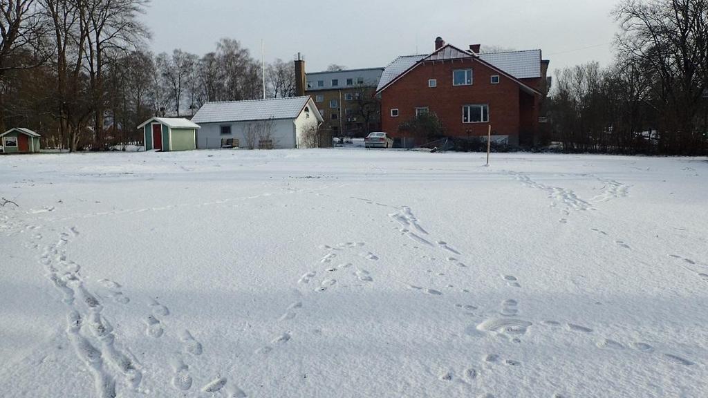 2 Fastigheten Fastigheten är ca 2 100 m 2 stor och ska bebyggas med en ny förskola. Omgivningen är bostadsområde och norr om fastigheten ligger en park. Idag står fastigheten obebyggd, se Figur 2.