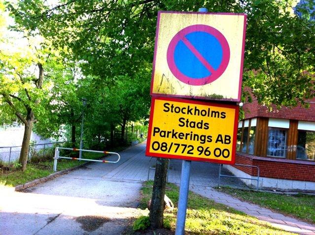 En av flera skyltar och