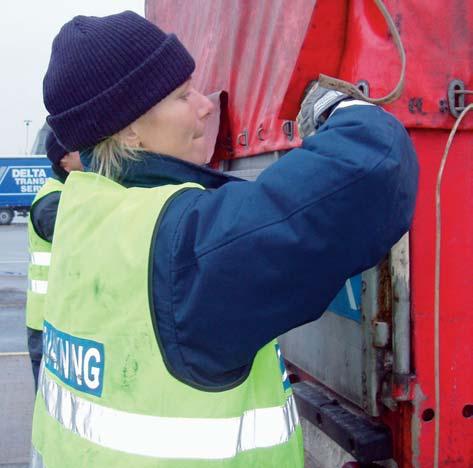 Årsredovisning 2003 Vidtagna åtgärder Lastsäkringskontroll i hamn. Kustbevakningens rullande kontrollkontor.