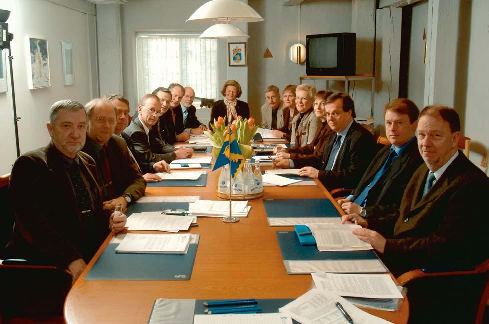 Årsredovisning 2003 Kustbevakningens styrelse och medarbetare under arbete med årsredovisningen. Fr.