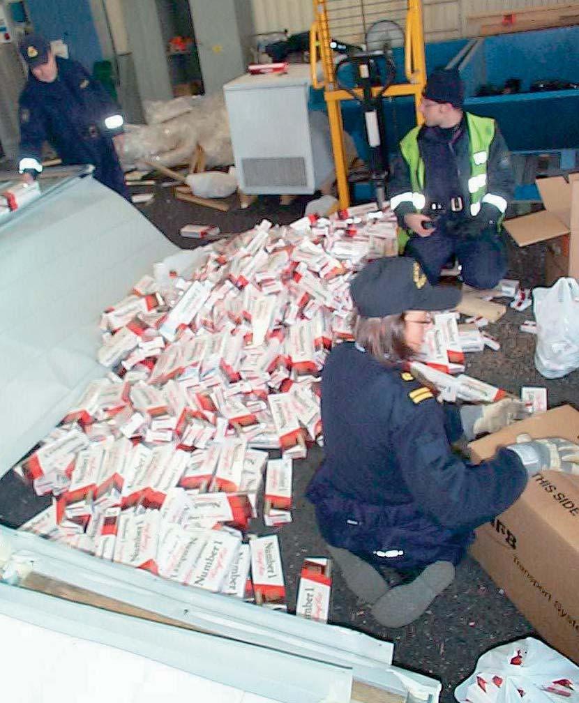 KUSTBEVAKNINGEN Antalet beslagstillfällen där smugglingen bedömts som organiserad Kustbevakningen har under år 2003 deltagit då Tullverket gjort två större cigarettbeslag.