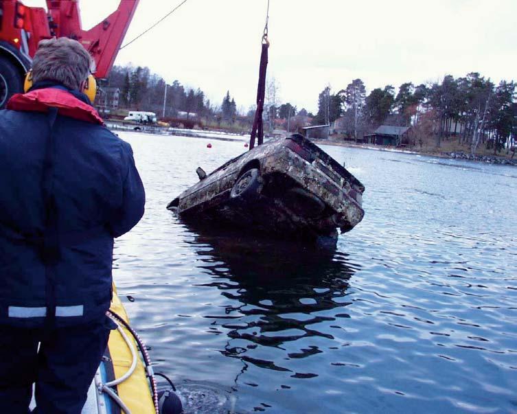 KUSTBEVAKNINGEN Brottsundersökning i samarbete med Polisen. En försvunnen bil har lokaliserats genom dykinsatser.