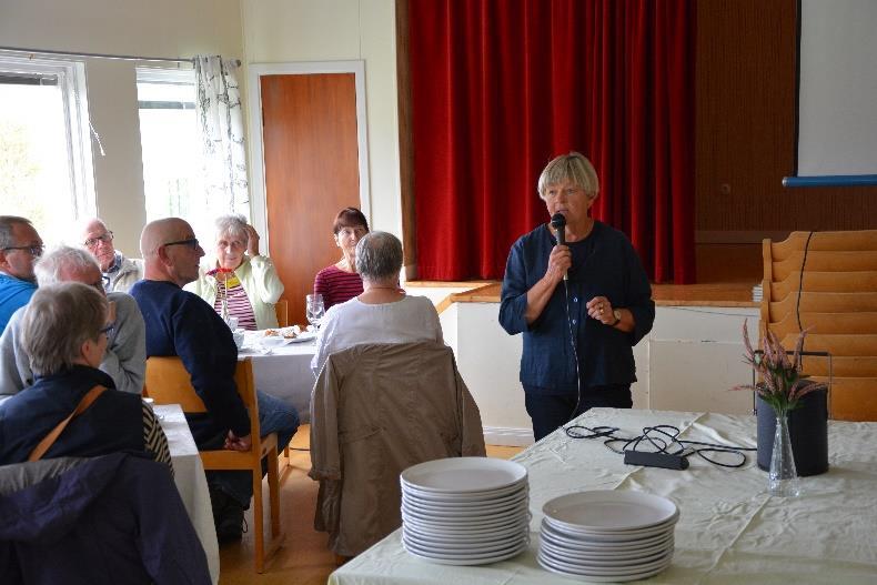 Per-Erik Lilja återger Gransjöns 1900-talshistoria Bänkade i Ulvsjöns Folkets Hus lyssnar vi till Britt Rinnan Nästa anhalt Ulvsjön upplät Folkets Huslokalen åt oss.