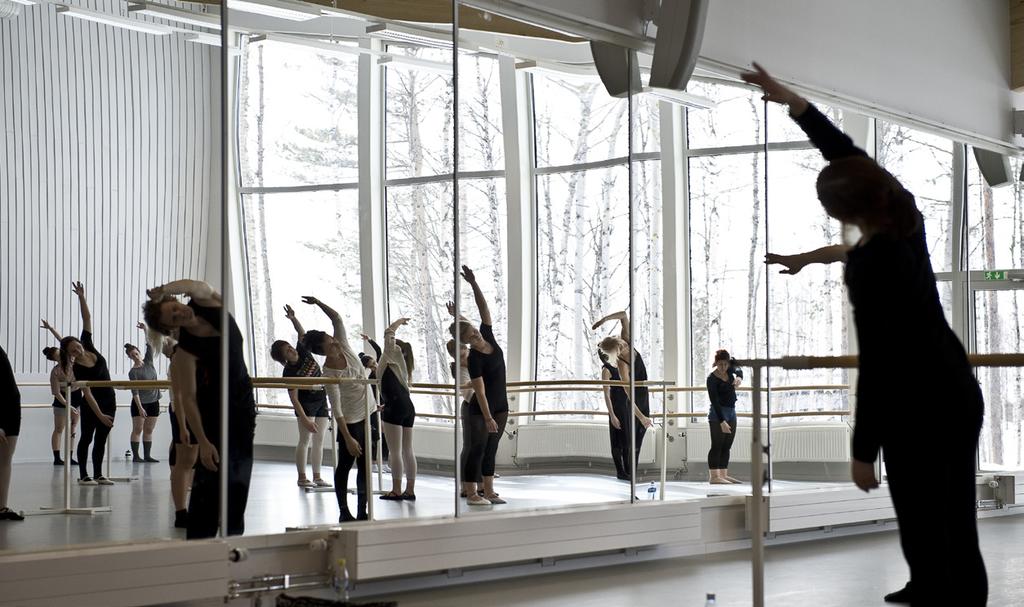 Y Dansa en bok Låt dig inspireras till att Dansa en bok! I workshopen får du tips och idéer till hur du kan använda dans och musik som verktyg i utvecklingen av läsförståelse hos barn.