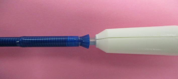 Blått hölje (visar avsmalnande ände) Figur 1a: Anaconda Longer Leg-införingssystem (intakt hölje före användning av glidkrage) Blått hölje Glidkrage Figur