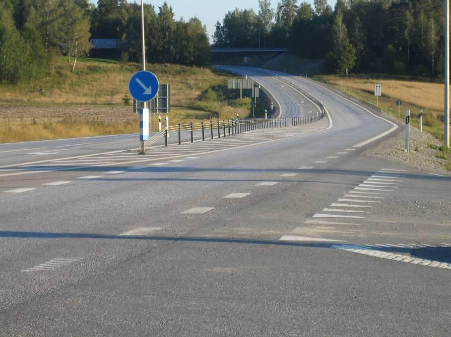 9 Vegamót 9.1 Almennt um vegamót Æskilegt er að upphaf og endir 2+1 vegkafla verði við vegamót. Vegamót ættu einnig að vera staðsett á skiptisvæðum, þar sem akreinum fjölgar úr 1 í 2.