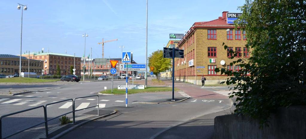 gatusekvensen. Gatans nuvarande breda, glesa intryck gör att den mer känns som en förflyttningssträcka mellan olika delområden i staden.