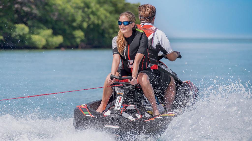 com SEA-DOO-FOTSTEG Bekvämt ombordstigningssteg med knävänlig yta för ombordstigning på djupt vatten. Monteras enkelt på vattenskoterns högra sida, och tål upp till 113 kg.