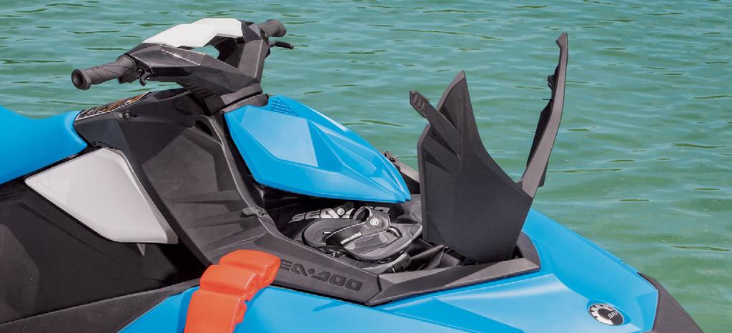SEA-DOO SPARK-TILLBEHÖR 35 HALKFRI MATTA FRÄMRE STÄNKAVVISARE Stänkavvisaren är tillverkad av polypropen och styr undan vatten från förarens fötter och ben.