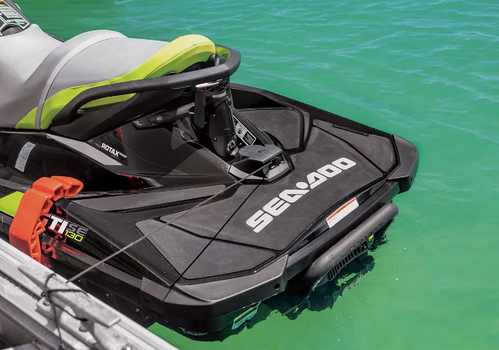 44 DOCKNING Sea-Doo Speed Tie gör dockningen enklare än någonsin med 2,1 m utdragbar dockningslina vid rorkulten och akterspegeln, och som enkelt stuvas undan.
