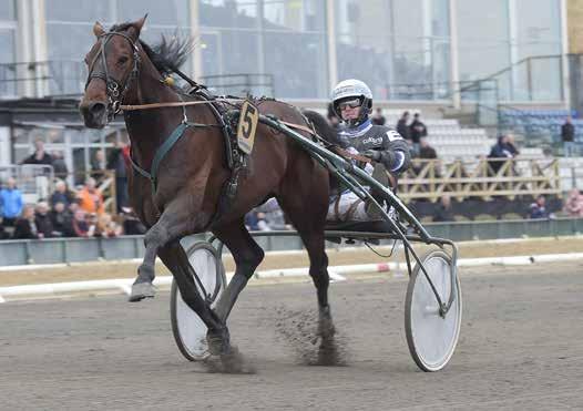Christoffer Eriksson satt i sulkyn och Spring Erom avgjorde enkelt efter en fin avslutning. Tiden,a/0 meter och förstapriset 0.000 kronor.
