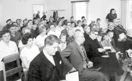 Mikael Andersson, Börje Karlberg & Hasse Haraldsson. Folkskollärare Charles Karlberg med fru Majken är den sommaren på långresa i Amerika. Ca 1962.