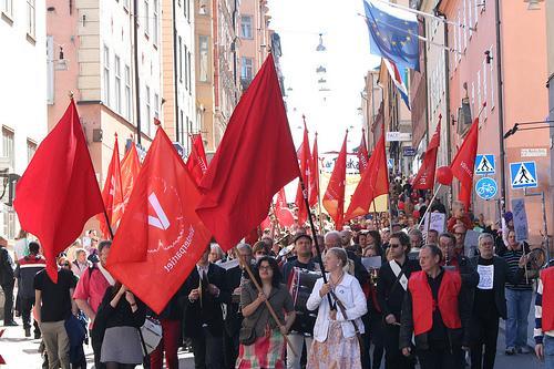ALARM NR. 2 2013 Till alla medlemmar i Vänsterpartiet Västerbotten Ledar n rekommenderar: Fira 1.a Maj med vänstern i Västerbotten! Arbete Rättvisa Välfärd Umeå: Demonstration Enad Vänster.