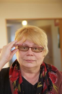 Ledar n Första maj, första maj - varje sliten kavaj blir en mantel i strålande ljus Varje trött proletär glömmer mödornas här och går drucken av vårvindars rus.