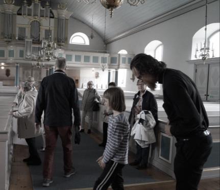 Församlingsutfärden gick i år till Stenbrohults kyrka samt till Linné s Råshult Vid ankomsten till resmålet välkomnades vi av kyrkoherde Johan