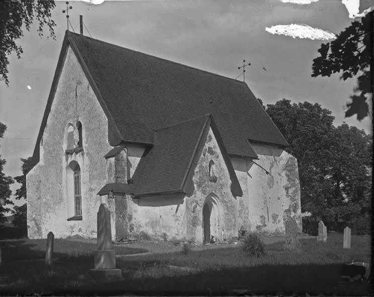 Västeråkers kyrka 1900. Träden i den gamla trädkransen skymtar bakom kyrkan. Foto Otto Janse, ATA.