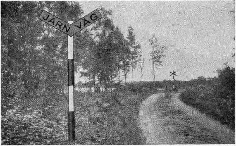 giver tecken åt fordonets förare, att banan kan passeras. Ouppmärksamhet eller bristande varsamhet vid passerande av en järnvägskorsning kan alltid medföra livsfara, ty tåg han komma.