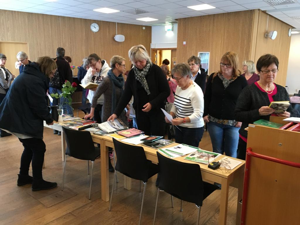 Nätverket Läsa på olika sätt Arrangerar årligen inspirationsdag för läsombud och högläsare i Östergötland.