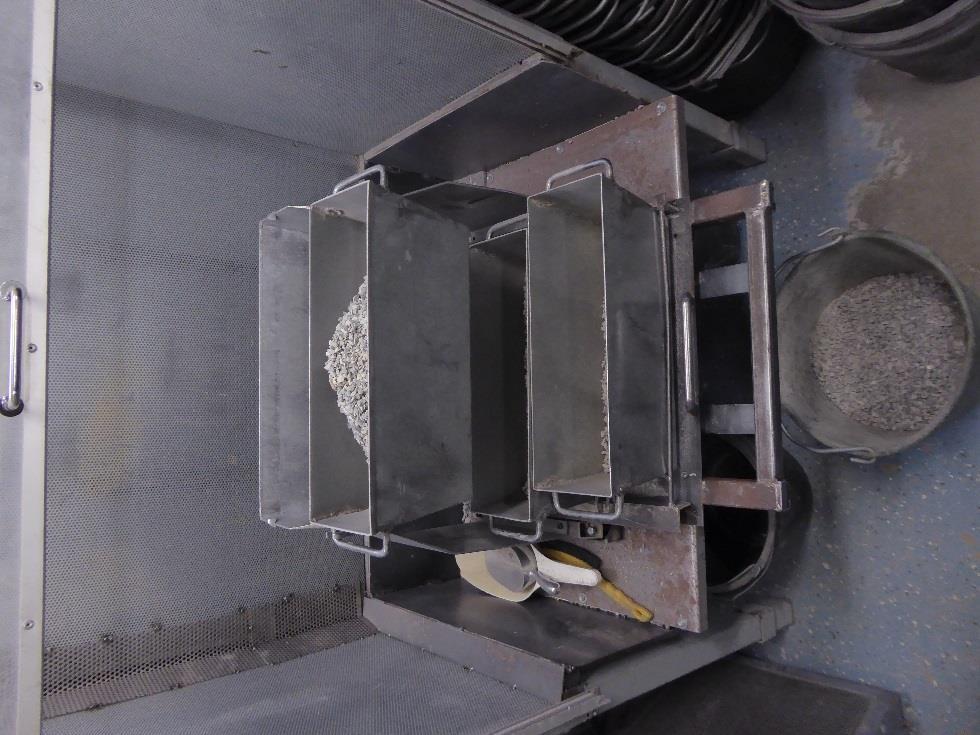 3. METOD I följande avsnitt förklaras tillvägagångsättet steg-för-steg från erhållet stenmaterial till packad provkropp och blandningen därimellan. 3.