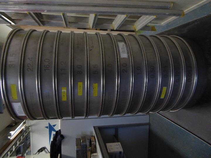 3.1.2 SIKTNING 12 Efter neddelningen ställs stenmaterialet i ugn på ca 150 C tills materialet är helt torrt. Innan materialet kan vägas inför siktning måste det kylas till konstant vikt.