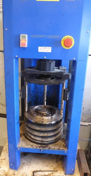 Figur 8. Utrustningen för att tillverka en provkropp via gyratorisk packning. 3.5.1.3 HÄRDNING AV PROVKROPPAR Provkropparna förvaras i ugn vid 60 C i fyra dygn.