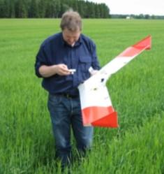 Obemannad farkost (UAV) överblickar grödorna Flygburna obemannade farkoster (unmanned airborne vehicles - UAV) har förekommit en tid i forskningssammanhang.