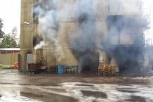 Bild 6.8: Pågående försök i källarplanet, Ågesta brandövningshus. 6.7 Felkällor Som tidigare nämnts förvärmdes brandrummet innan försöken påbörjades.