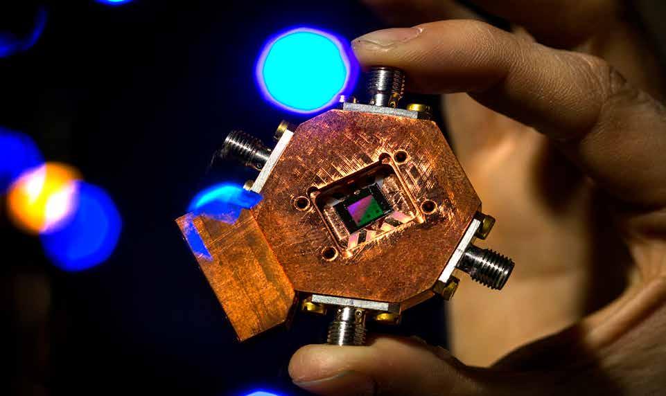 4 PROGRAMMERING SÖREN HÅKANLIND Mikrochip med tre supraledande kvantbitar. Runt chiphållaren sitter kontakter för mikrovågorna som styr kvantprocessorn. Hur programmerar man en kvantdator?