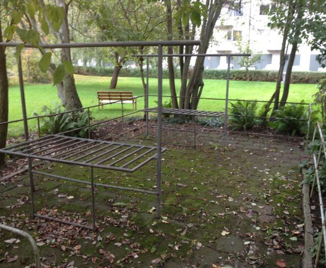 PISKSTÄLLNINGARNA HAR TYSTNAT Det vardagliga ljudet av mattor som piskas hörs allt mer sällan Många är de vuxna medlemmar i föreningen som minns hur det förr om åren var ett av det mest vanliga och