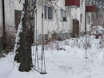 Den stora kontexten är Stockholm, där bostadsbristen är påtaglig och stadens mark analyseras för möjlig bebyggelse och förtätning.