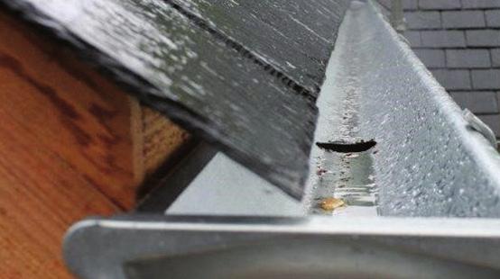 1. Varför behöver man takavvattning? Takavvattningssystem installeras för att samla upp och kontrollera regnvattnet så att det inte förstör fasader och fundament.