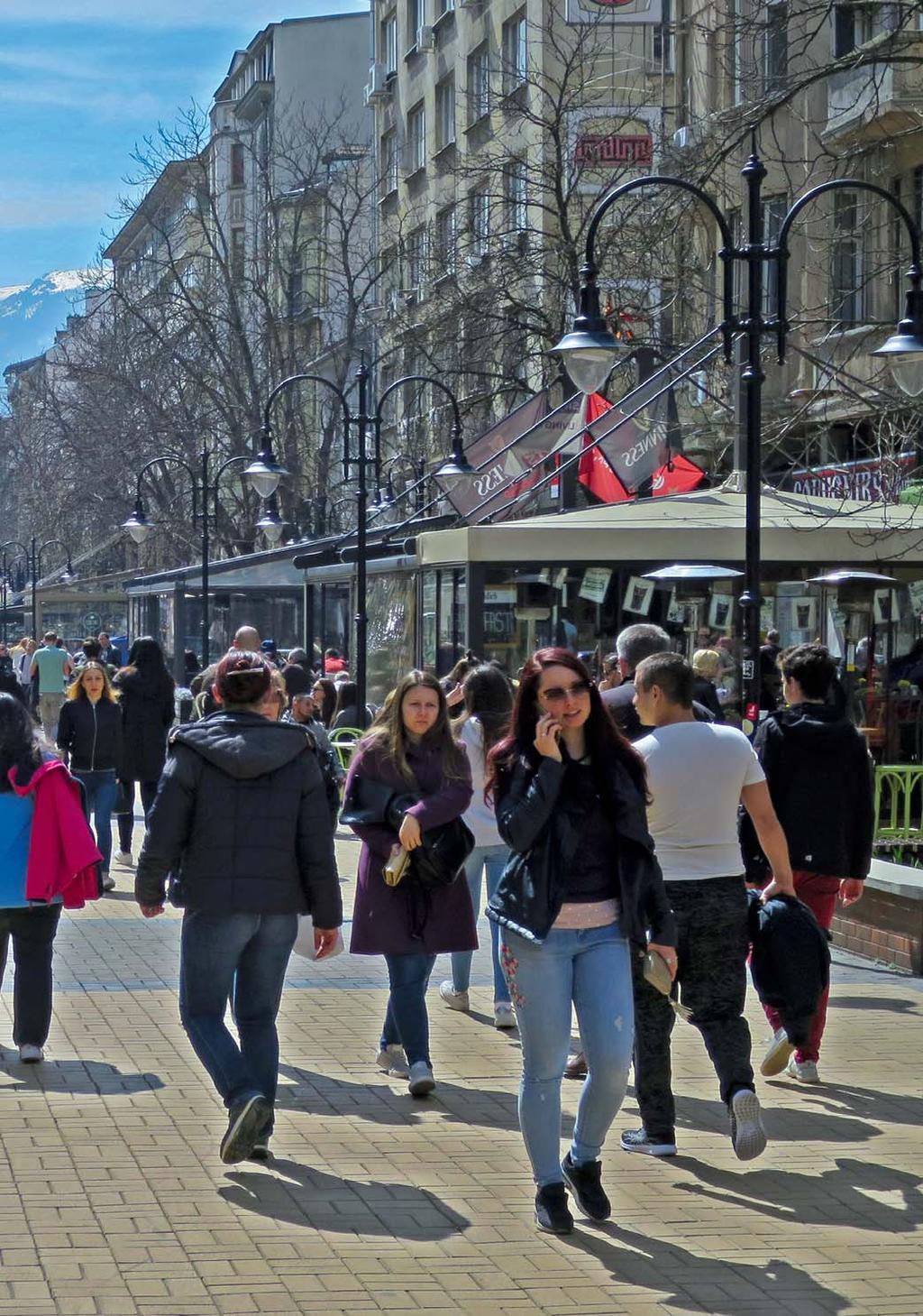 Vitosha Boulevard är Sofias mest exklusiva och längsta shoppinggata. Här finns alla de internationella kläd- och märkeskedjorna, och priserna är väl så höga som i Sverige.