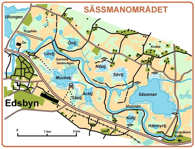 Skådartips Spana av Mucketjärnen från plattformen efter änder men även efter vadare och småfåglar. Från skogen öster om plattformen brukar hackspettar trumma.