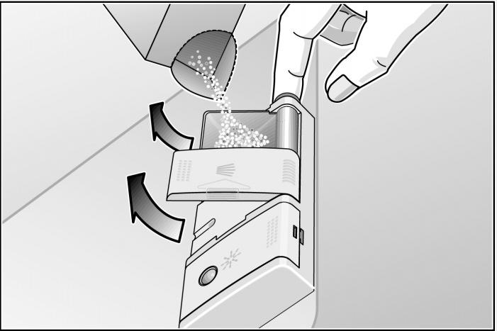 Diskmedelstråget och locket svänger upp. Lyft lätt på diskmedelstråget när det ska snäppas fast. Fyll på diskmedel i diskmedelsfacket.