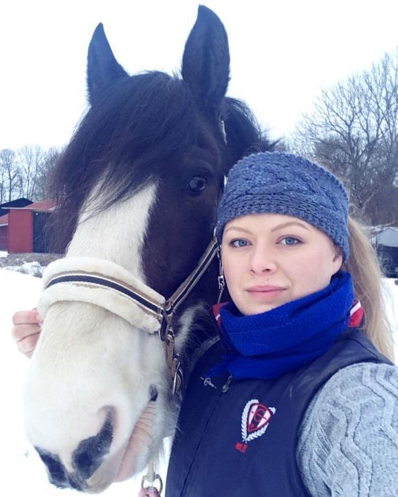 Astrid Danielsson, suppleant. Jag heter Astrid, är 22 år gammal och nyinvald som suppleant i styrelsen. År 2011 köpte vi ett shiresto, Lady, som första häst.
