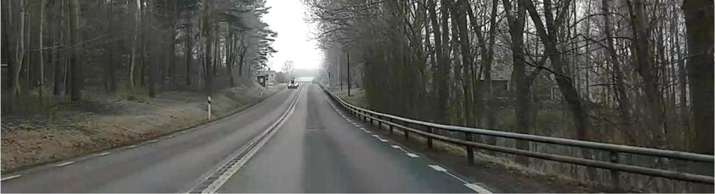 vägen, höger sida i bild.