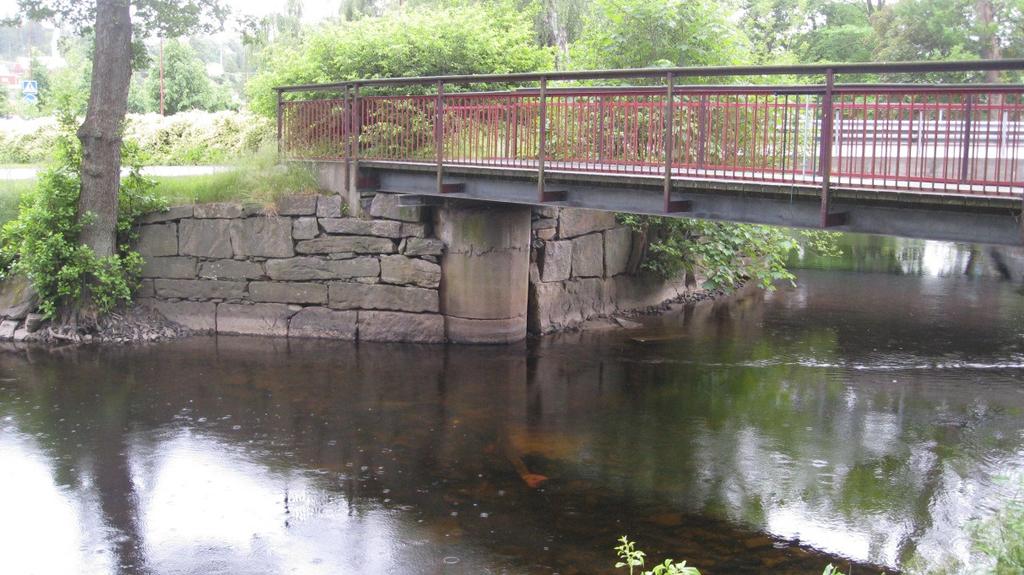 2.2 Hulebäcksbron Hulebäcksbron är en fritt upplagd balkbro av stål med brobaneplatta av trä och är byggd år 1995. Teoretisk spännvidd är 10,15 m. Bron är grundlagd på betongfyllda betongrör.