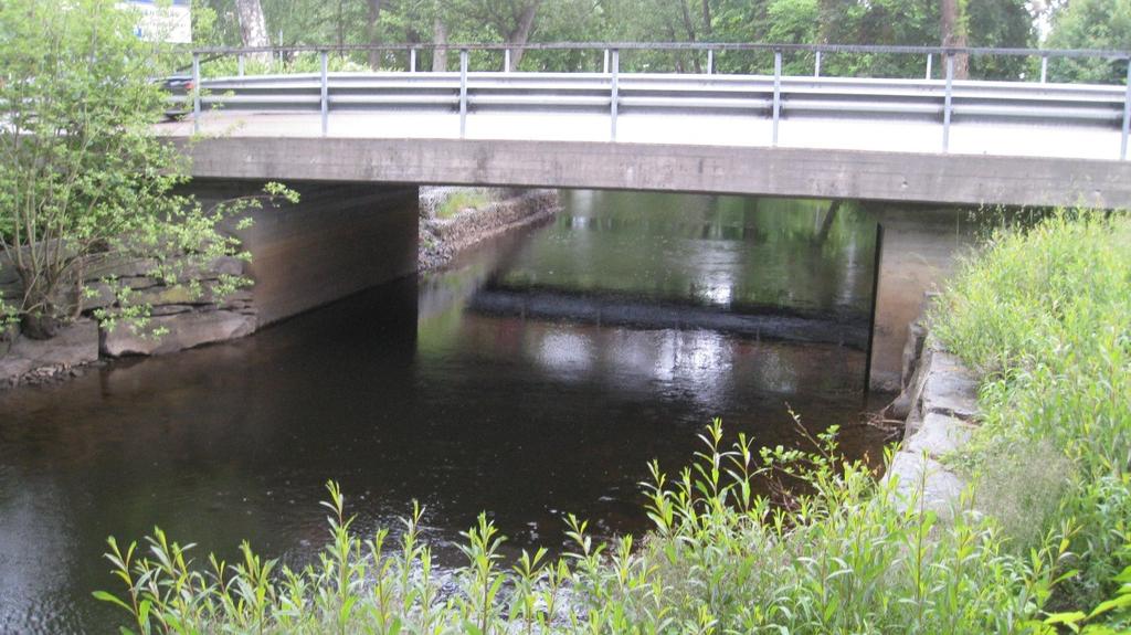 2.3 Allébron Allébron är en plattram av betong och är byggd år 1933. Teoretisk spännvidd är 8,40 m. Bron är grundlagd på platta på naturlig grund. Utanför bottenplattorna står stålspont på ömse sidor.