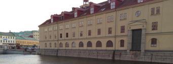 I kombination med relativt korta träpålar har det med tiden utbildats skadliga sättningar i flera av de äldre byggnaderna.
