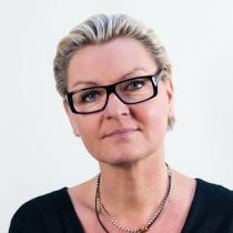 Vi inleder kvällen med ett samtal med Maria Abrahamsson, som är riksdagsledamot för Moderaterna vice ordförande i Sällskapet för Moderata Kvinnors Historia och aktuell som redaktör till boken Moderat