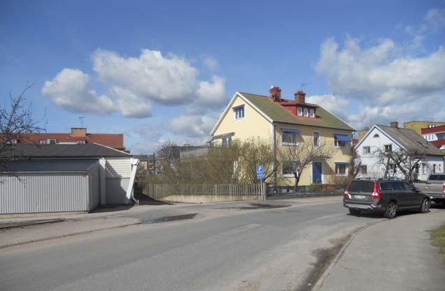 4(16) PLANFÖRUTSÄTTNINGAR Bebyggelse Bostäder Inom planområdet finns inga bostäder, men i direkt anslutning till planområdet finns bostäder i form av friliggande villor i 2 ½ våningar och