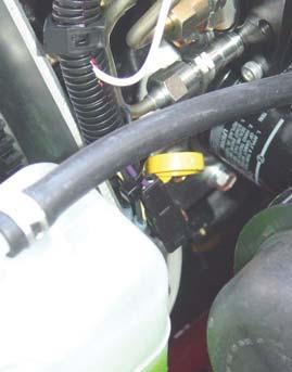 SERVICE - MOTOR KONTROLLERA MOTORNS VARVTAL Kontrollera motorns varvtal när motorn är varmkörd och obelastad.