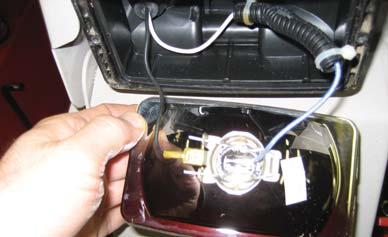 Bär skydd för ögonen och använd handskar. Starta inte med startkablar och ladda heller inte ett kallt batteri. Värm batteriet först.
